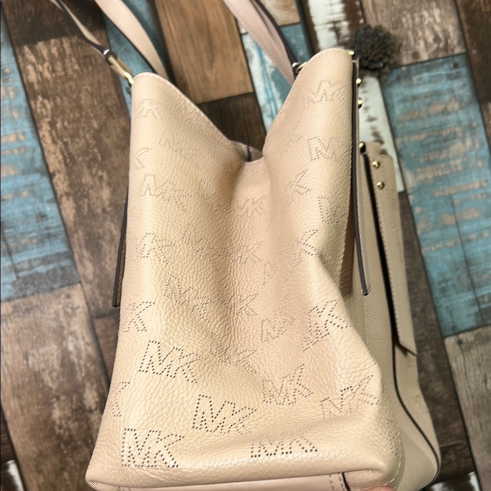 Michael Kors Cream Shoulder tote 👜 Bag - Picture 5 of 16